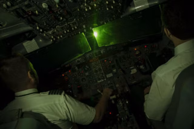 Phi công liên tục bị chiếu tia laser khi cất-hạ cánh Nội Bài, Tân Sơn Nhất