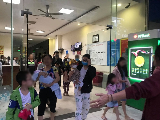 Nhiều cư dân HH1B Linh Đàm vội ôm theo con nhỏ di chuyển theo lối cầu thang bộ vì có hỏa hoạn xảy ra ở tầng 33 (