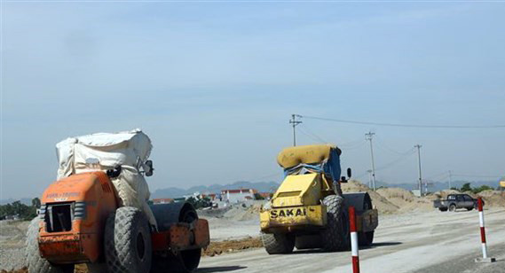 Thi công nền đường một phân đoạn thuộc tuyến cao tốc Bắc-Nam