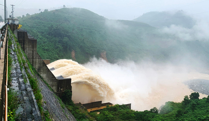 Thủy điện Đăk Mi 4 xả nước qua tràn hôm 13/10 Thủy điện Đăk Mi 4 xả nước qua tràn hôm 13/10