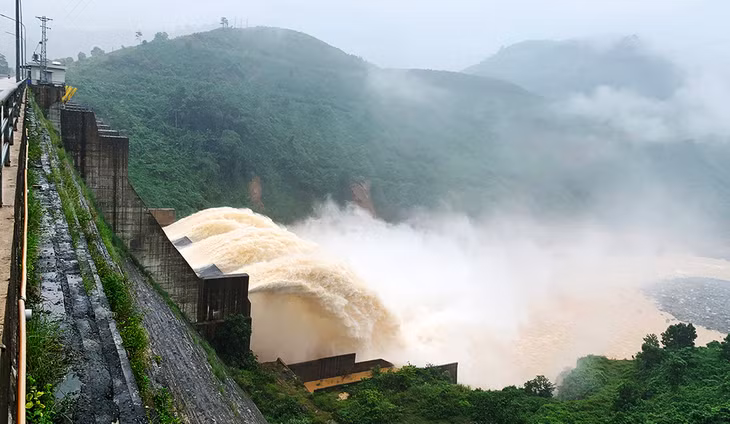 Thủy điện Đăk Mi 4 xả nước qua tràn hôm 13/10