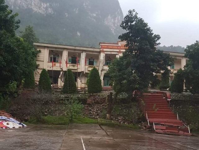 Do mưa lũ kéo dài, sạt lở đất, doanh trại của Đồn Biên phòng cửa khẩu quốc tế Cha Lo, đóng trú tại huyện Minh Hóa có dấu hiệu sụt lún, tường nhà ở và làm việc của đơn vị có nhiều vết nứt dài.