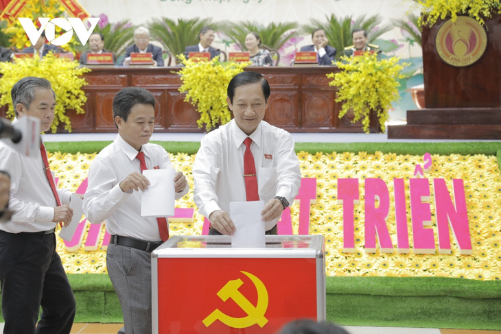 Các đại biểu bỏ phiếu bầu Ban Chấp hành Đảng bộ tỉnh Đồng Tháp nhiệm kỳ 2020 - 2025 Các đại biểu bỏ phiếu bầu Ban Chấp hành Đảng bộ tỉnh Đồng Tháp nhiệm kỳ 2020 - 2025