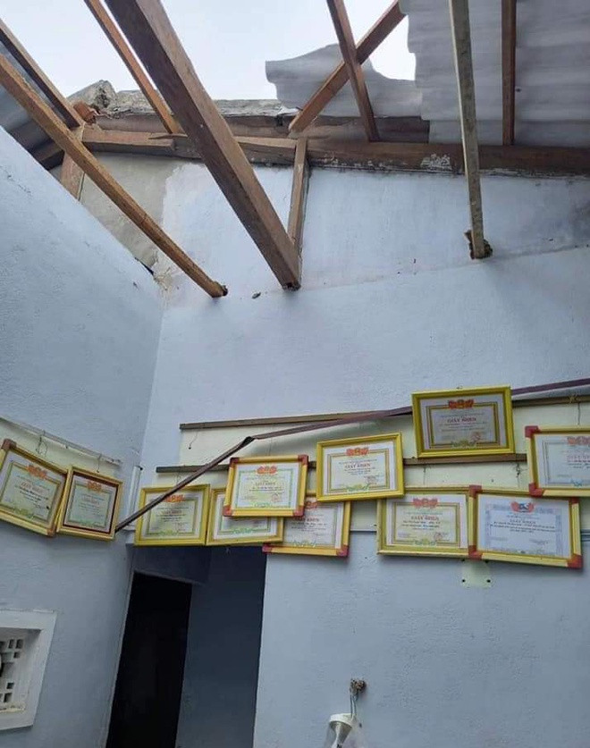 Các căn nhà được lợp bằng mái tôn bị gió thổi bay, đồ đạc trong nhà bị ướt, hư hỏng rất nhiều.