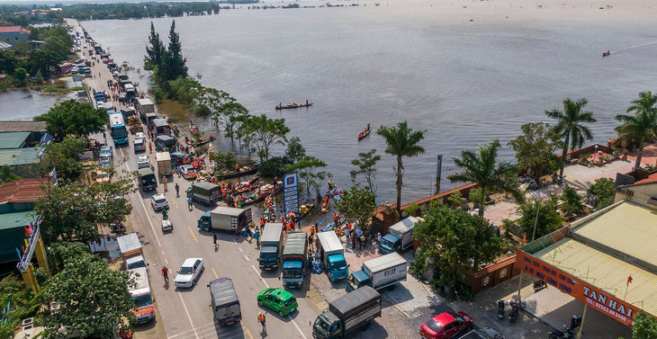 Quốc lộ 1 ùn tắc vì dòng xe chở hàng cứu trợ