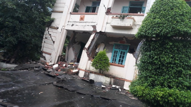 Sạt lở tiếp tục xảy ra khiến cả tòa nhà kiên cố sụt lún, đổ nghiêng.