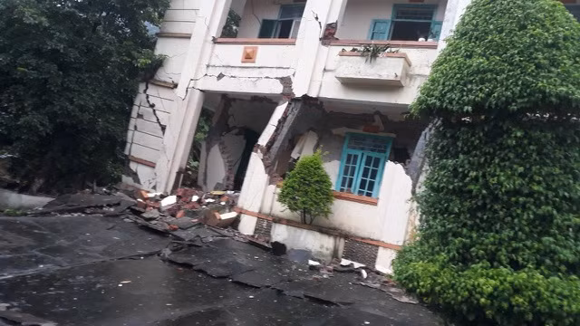 Sạt lở tiếp tục xảy ra khiến cả tòa nhà kiên cố sụt lún, đổ nghiêng.