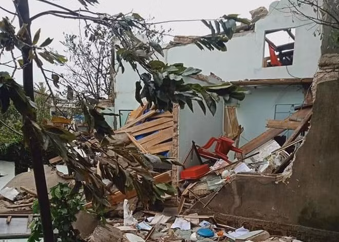 Theo anh Tâm, cơn bão số 9 còn làm rất nhiều nhà dân bị tốc mái, có những nhà gần như sập hoàn toàn.