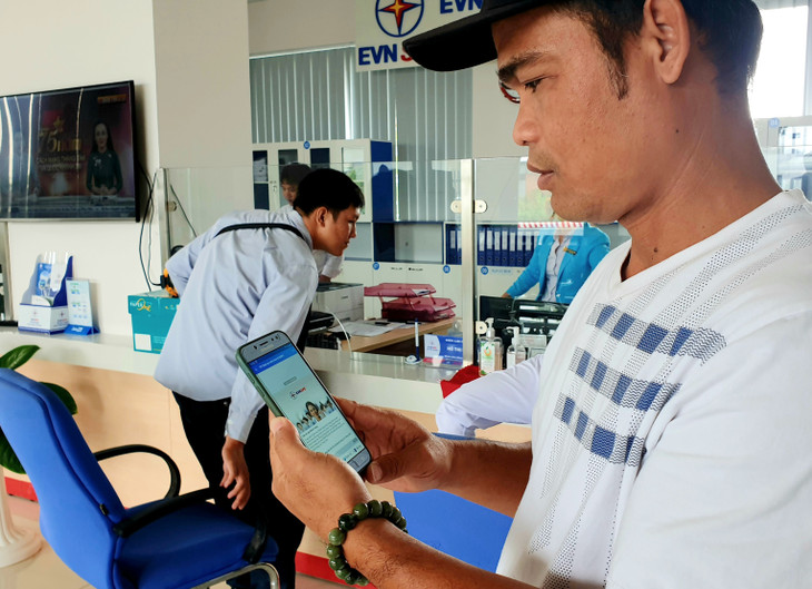 Tại 21 tỉnh thành phía Nam, chương trình ngưng thu tiền điện tại nhà khách hàng và thu tiền điện không dùng tiền mặt là lĩnh vực đang được ngành điện lực đẩy mạnh