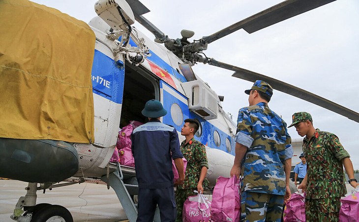 Trực thăng Sư đoàn Không quân 372 cứu trợ nhu yếu phẩm cho người dân huyện Hướng Hoá (Quảng Trị)
