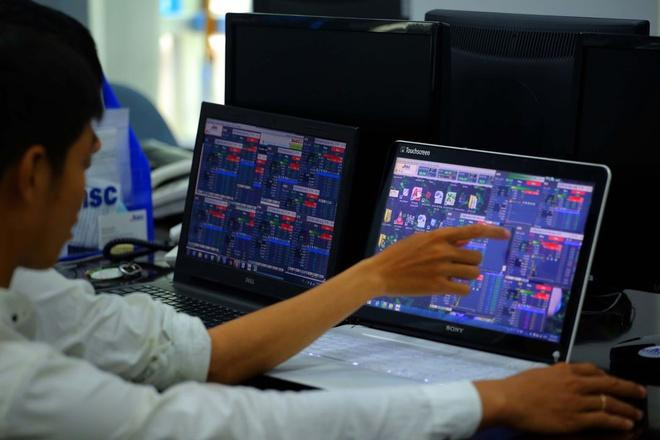 Hệ thống giao dịch tạm do HoSE cùng FPT xây dựng sẽ xử lý được 3-5 triệu lệnh/ngày, cao gấp 3 - 5 lần công suất hiện tại của sàn HoSE