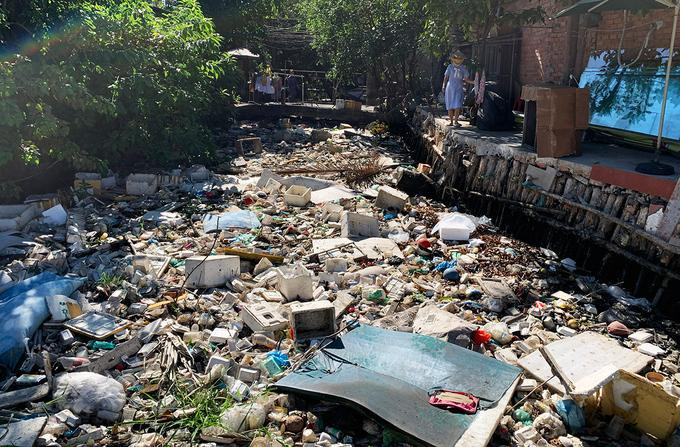 Một đoạn kênh Hy Vọng bị ngập rác