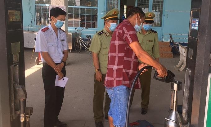 Cơ quan quản lý thị trường Tiền Giang đi kiểm tra xăng