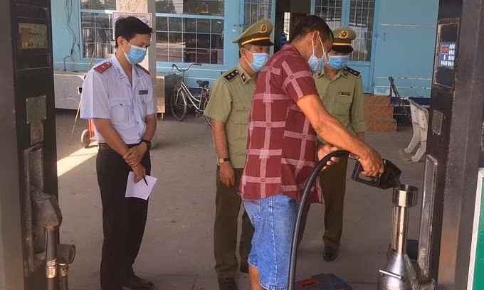 Cơ quan quản lý thị trường Tiền Giang đi kiểm tra xăng