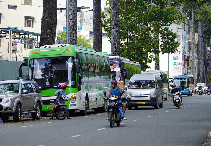 Xe giường nằm chờ khách trên đường Hùng Vương Xe giường nằm chờ khách trên đường Hùng Vương