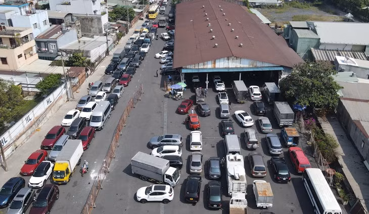 Dòng xe chờ đăng kiểm ở trung tâm tại Quốc lộ 13, phường Hiệp Bình Chánh, TP. Thủ Đức Dòng xe chờ đăng kiểm ở trung tâm tại Quốc lộ 13, phường Hiệp Bình Chánh, TP. Thủ Đức