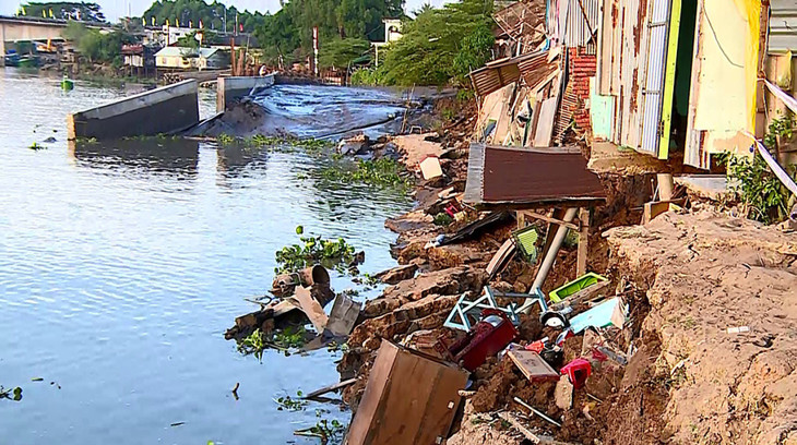 Hiện trường vụ sạt lở bờ kè sông Măng Thít Hiện trường vụ sạt lở bờ kè sông Măng Thít