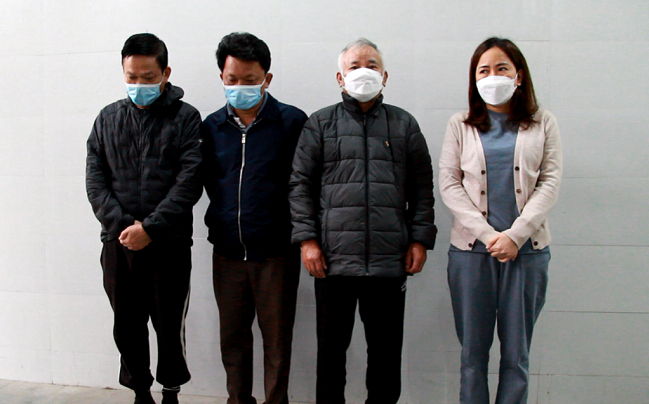 Bị can Phan Văn Nhâm (thứ hai từ phải sang) cùng hai thuộc cấp và bị can Đinh Thị Hòa Bị can Phan Văn Nhâm (thứ hai từ phải sang) cùng hai thuộc cấp và bị can Đinh Thị Hòa