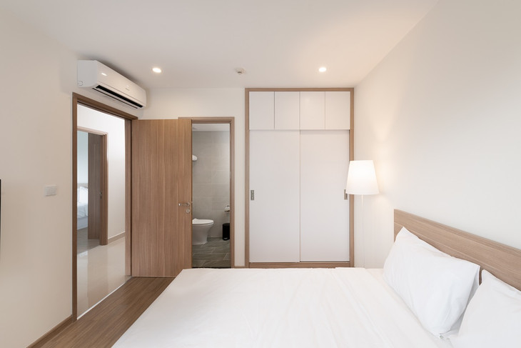 Khách thuê có 2 lựa chọn căn hộ: Căn trang bị cơ bản bao gồm giường, đệm, tủ quần áo, rèm, bếp, bình nóng lạnh, điều hòa; và Căn trang bị đủ đồ gồm nội thất cơ bát và trang bị thêm thiết bị điện tử gia đình: tivi, tủ lạnh, máy giặt Khách thuê có 2 lựa chọn căn hộ: Căn trang bị cơ bản bao gồm giường, đệm, tủ quần áo, rèm, bếp, bình nóng lạnh, điều hòa; và Căn trang bị đủ đồ gồm nội thất cơ bát và trang bị thêm thiết bị điện tử gia đình: tivi, tủ lạnh, máy giặt