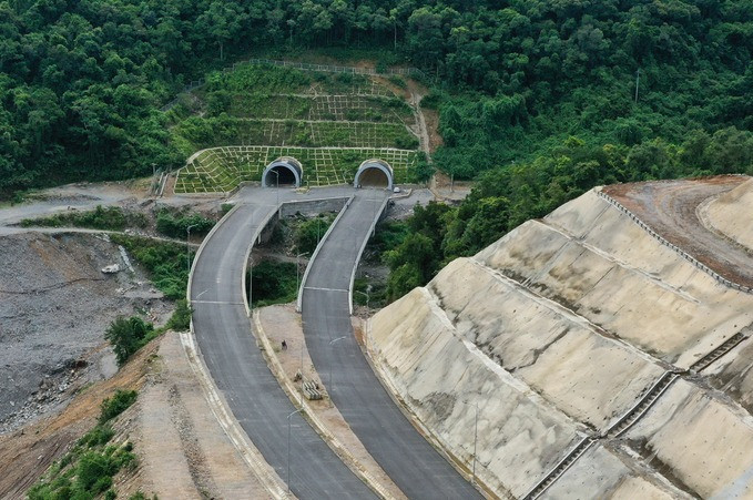 Cao tốc La Sơn - Túy Loan nối tỉnh Thừa Thiên Huế với TP. Đà Nẵng có điểm đầu tại ngã ba xã Lộc Sơn, điểm kết thúc ở Túy Loan, huyện Hòa Vang