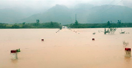 Cầu tràn ở xã A Bung, huyện Đakrông, tỉnh Quảng Trị bị ngập nước do mưa lớn Cầu tràn ở xã A Bung, huyện Đakrông, tỉnh Quảng Trị bị ngập nước do mưa lớn