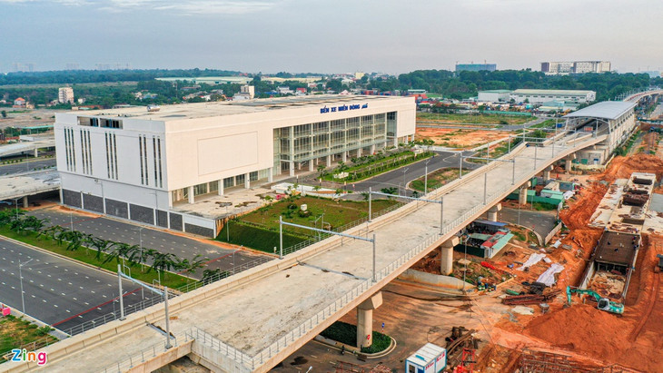 Hạ tầng giao thông quanh Bến xe Miền Đông mới đang được gấp rút xây dựng, dự kiến hoàn thiện vào năm 2021. Trong số các hạng mục liên quan có tuyến metro số 1 Bến Thành - Suối Tiên, cầu vượt, đường chui kết nối vào bến.