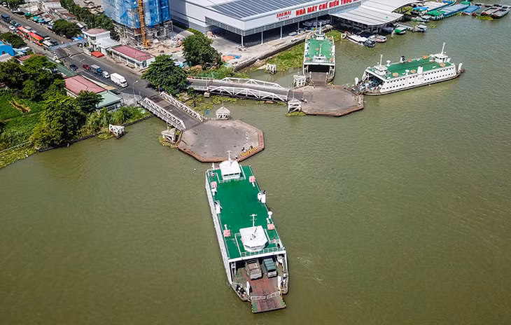 Các chiếc phà Vàm Cống