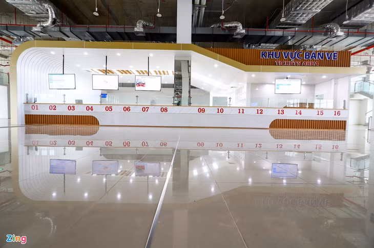 Ông Tạ Chương Chín, Phó tổng giám đốc Bến xe Miền Đông, cho biết đơn vị sẽ nhận ủy thác bán vé cho khách ở bến hiện hữu trong 3 tháng đầu. "Khách đi xe chưa nắm thông tin có thể mua vé tại bến hiện hữu và được trung chuyển đến bến mới xuất bến", ông Chín cho hay. Trong ảnh là khu điều hành và khu bán vé ủy thác. Ông Tạ Chương Chín, Phó tổng giám đốc Bến xe Miền Đông, cho biết đơn vị sẽ nhận ủy thác bán vé cho khách ở bến hiện hữu trong 3 tháng đầu. "Khách đi xe chưa nắm thông tin có thể mua vé tại bến hiện hữu và được trung chuyển đến bến mới xuất bến", ông Chín cho hay. Trong ảnh là khu điều hành và khu bán vé ủy thác.