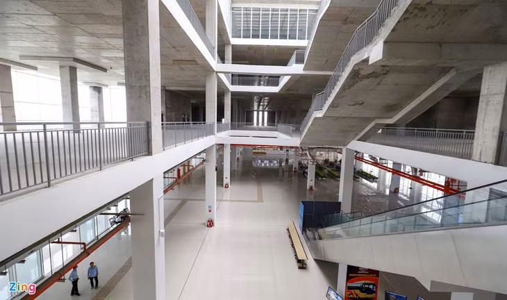 Theo ông Chín, Bến xe Miền Đông mới được xây dựng theo tiêu chuẩn bến xe loại 1 của Bộ GTVT. Với tiêu chí hoạt động theo các phân khu riêng biệt như khu vực chờ tài, khu vực bán vé, bãi đậu xe.... Theo ông Chín, Bến xe Miền Đông mới được xây dựng theo tiêu chuẩn bến xe loại 1 của Bộ GTVT. Với tiêu chí hoạt động theo các phân khu riêng biệt như khu vực chờ tài, khu vực bán vé, bãi đậu xe....