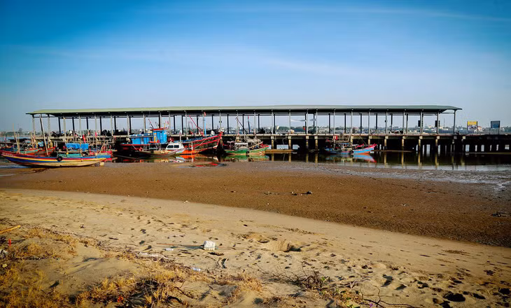 Tàu thuyền khi cập cảng Xuân Hội bị "mắc kẹt", phải chờ nước dâng mới có thể ra