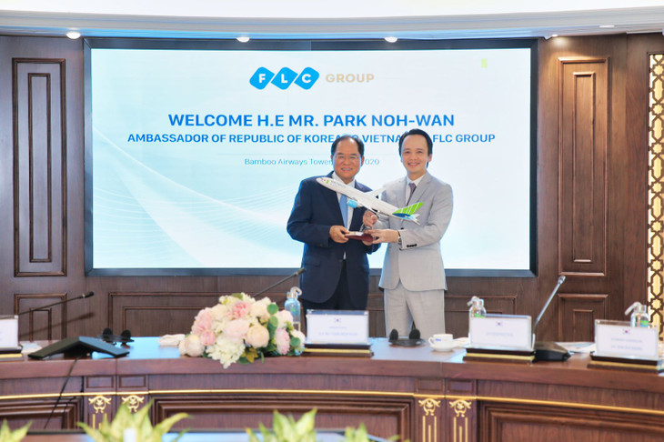 Lãnh đạo Tập đoàn FLC tặng hoa và quà lưu niệm cho Đại sứ Park Noh Wan Lãnh đạo Tập đoàn FLC tặng hoa và quà lưu niệm cho Đại sứ Park Noh Wan