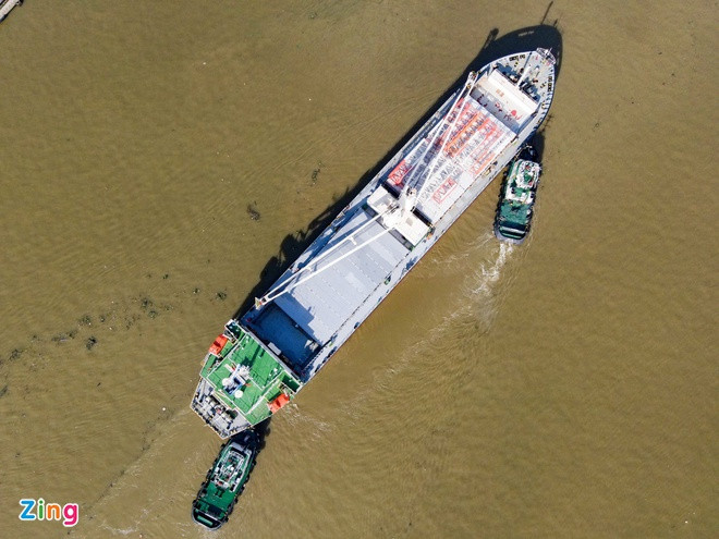 Cảnh lai dắt tàu vận chuyển đoàn tàu metro số 1