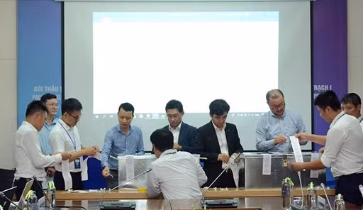 Quảng cảnh buổi mở thầu