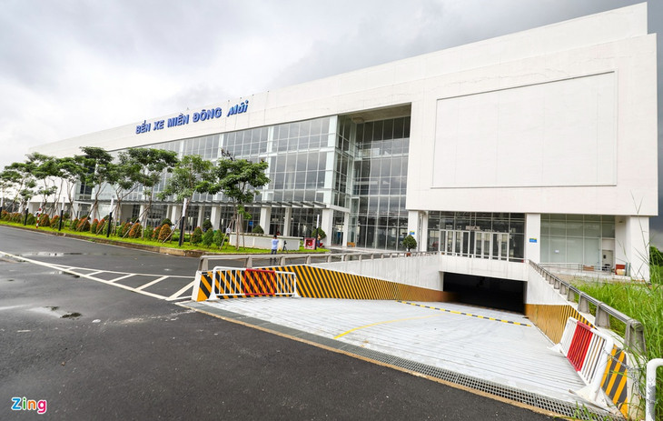 Bến xe Miền Đông mới có 2 lối lên xuống hầm giữ xe B1 và B2. Trong đó, hầm B1 để giữ xe máy và B2 dành cho ôtô.