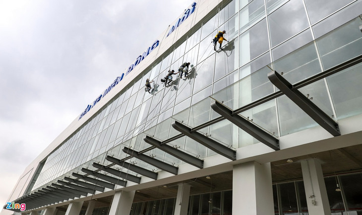 Giai đoạn 1, Bến xe Miền Đông mới khai thác trong phạm vi nhà ga trung tâm (6 cổng vào), khu vực đậu xe chờ tài, khu vực đón - trả khách và trạm xử lý kỹ thuật - nước thải toàn khu.