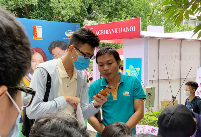 Sinh viên được tư vấn và hỗ trợ trực tiếp về việc đóng học phí qua ứng dụng ViettelPay