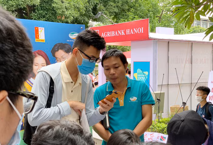 Sinh viên được tư vấn và hỗ trợ trực tiếp về việc đóng học phí qua ứng dụng ViettelPay