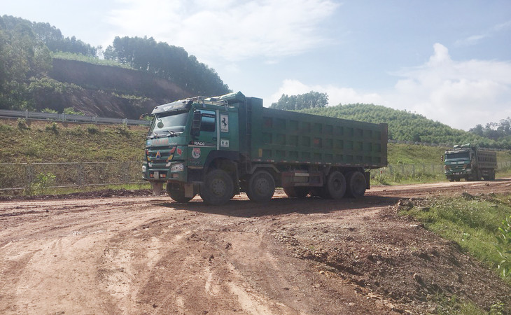 Hình ảnh xe tải nặng vận chuyển đất trên đường gom Cụm công nghiệp Hương Sơn