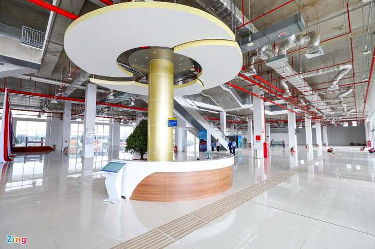 Quầy thông tin đặt đối diện cổng vào bến có vai trò hỗ trợ, chỉ dẫn người dân tra cứu tuyến xe.