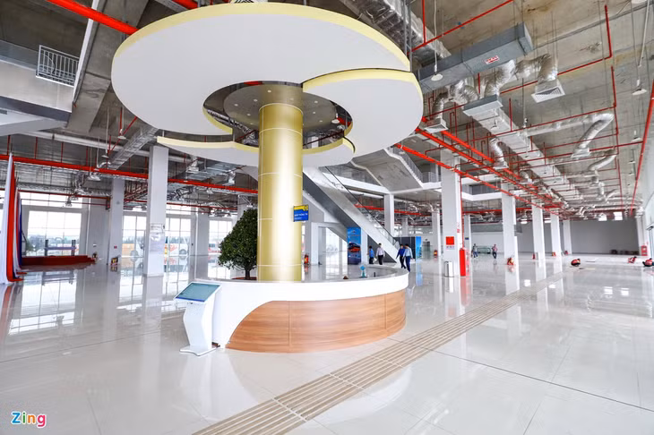 Quầy thông tin đặt đối diện cổng vào bến có vai trò hỗ trợ, chỉ dẫn người dân tra cứu tuyến xe. Quầy thông tin đặt đối diện cổng vào bến có vai trò hỗ trợ, chỉ dẫn người dân tra cứu tuyến xe.