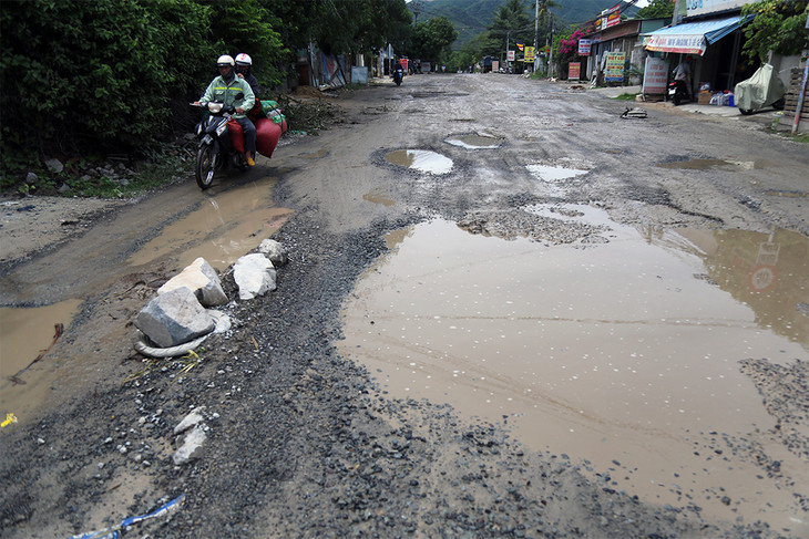 Tỉnh lộ 3 hư hỏng, có nhiều vũng nước đọng sau mưa