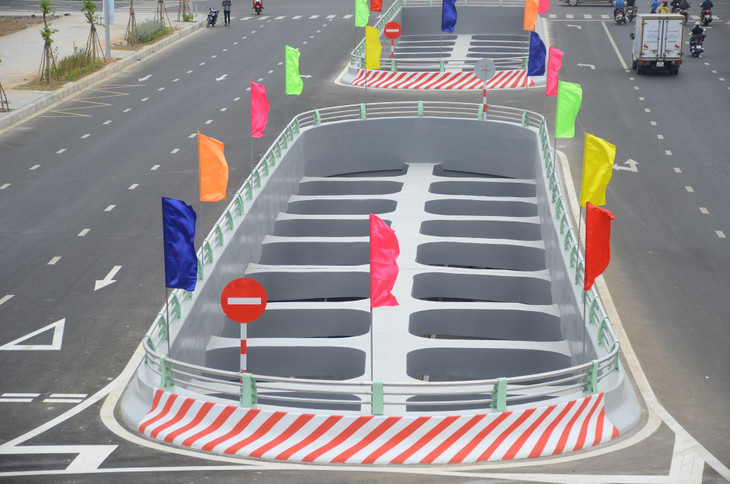 Mặt trên của hầm chui được thiết kế các ô lấy ánh sáng tự nhiên Mặt trên của hầm chui được thiết kế các ô lấy ánh sáng tự nhiên