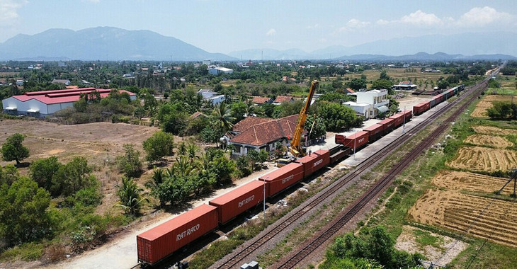 Hàng hóa ách tắc ở ga Hòa Huỳnh (thị xã Ninh Hòa, tỉnh Khánh Hòa) được chuyển tải qua các xe container Hàng hóa ách tắc ở ga Hòa Huỳnh (thị xã Ninh Hòa, tỉnh Khánh Hòa) được chuyển tải qua các xe container