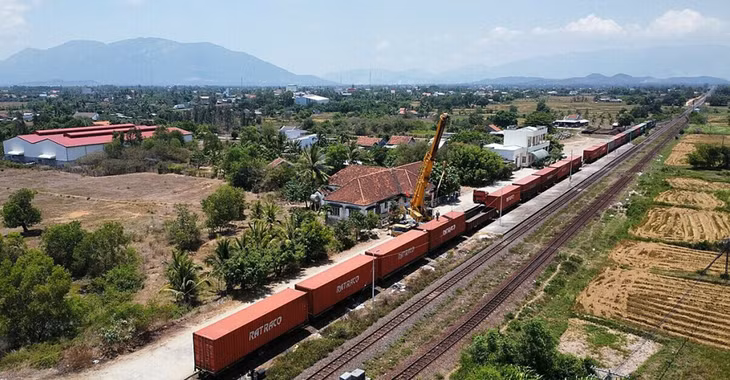 Hàng hóa ách tắc ở ga Hòa Huỳnh (thị xã Ninh Hòa, tỉnh Khánh Hòa) được chuyển tải qua các xe container