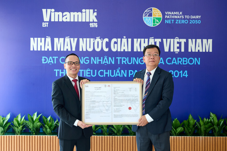 Vinamilk hiện có 3 đơn vị đạt chứng nhận trung hòa Carbon PAS 2060:2014 Vinamilk hiện có 3 đơn vị đạt chứng nhận trung hòa Carbon PAS 2060:2014