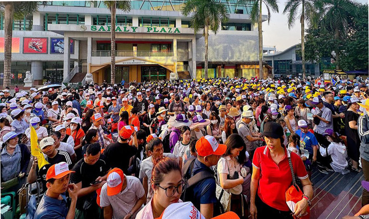 Đoàn khách xếp hàng ở khu vực cửa khẩu quốc tế Lào Cai sáng 27/4 Đoàn khách xếp hàng ở khu vực cửa khẩu quốc tế Lào Cai sáng 27/4