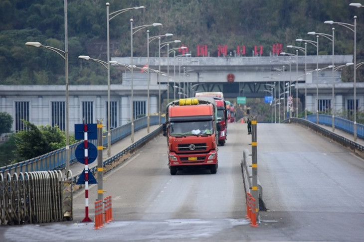 Xe thông quan tại cửa khẩu Kim Thành, Lào Cai, qua Trung Quốc. Ảnh minh họa Xe thông quan tại cửa khẩu Kim Thành, Lào Cai, qua Trung Quốc. Ảnh minh họa