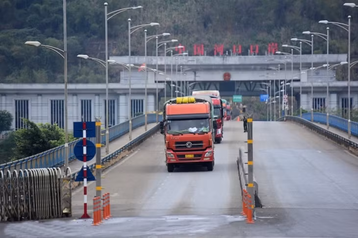 Xe thông quan tại cửa khẩu Kim Thành, Lào Cai, qua Trung Quốc. Ảnh minh họa