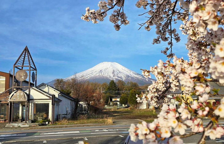 Núi Phú Sĩ nhìn từ Minamitsuru, huyện nông thôn nằm ở phía đông nam tỉnh Yamanashi, Nhật Bản Núi Phú Sĩ nhìn từ Minamitsuru, huyện nông thôn nằm ở phía đông nam tỉnh Yamanashi, Nhật Bản