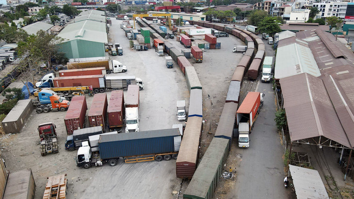 Tàu hàng nằm chờ ở ga Sóng Thần, TP. Dĩ An, tỉnh Bình Dương Tàu hàng nằm chờ ở ga Sóng Thần, TP. Dĩ An, tỉnh Bình Dương